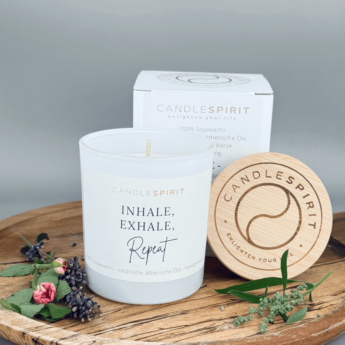Audio-Duftkerze Inhale, Exhale, Repeat mit ätherischen Ölen & Audio-Meditation mit Verpackung