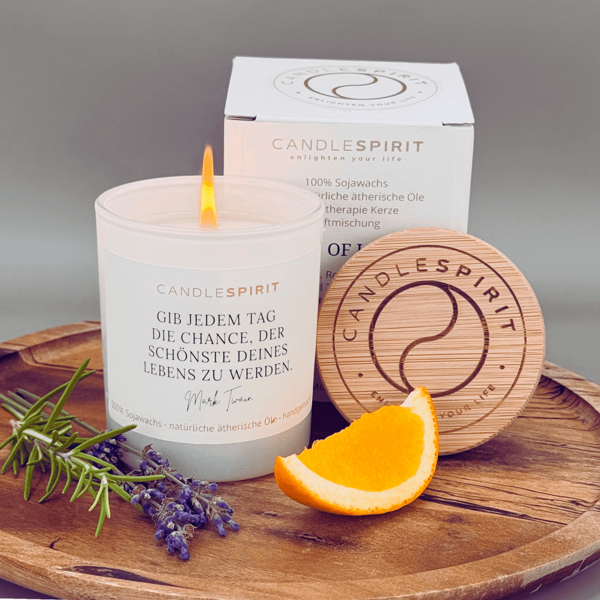 CANDLESPIRIT Duftkerze "Gib jedem Tag die Chance der Schönste... Mark Twain" mit ätherischen Ölen & Audio-Meditation mit Bambusdeckel und Verpackung