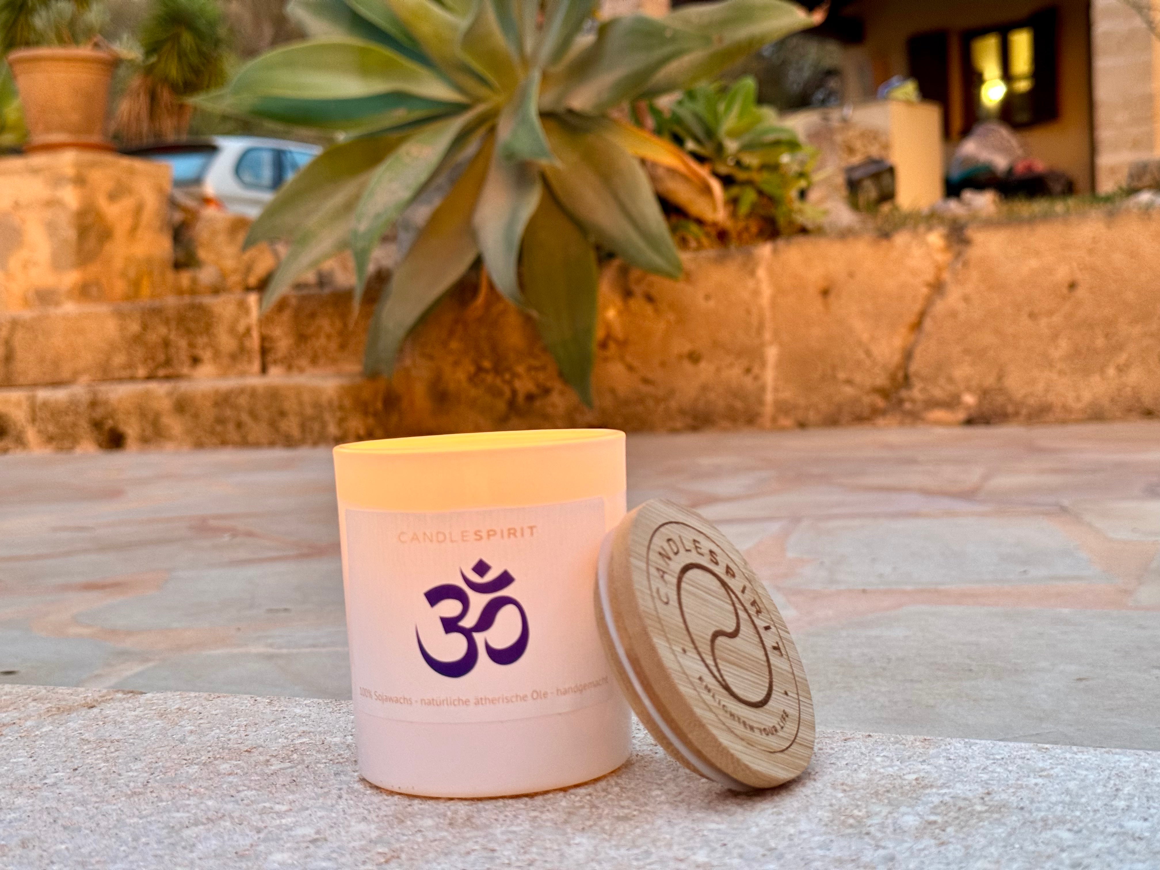 Duftkerze "Om" mit ätherischen Ölen & Audio-Meditation