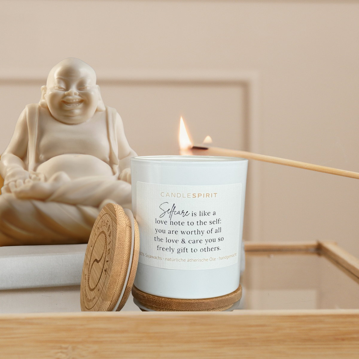 CANDLESPIRIT Duftkerze "Selfcare is like a love note to the self: you are worthy of all the love & care you so freely gift to others." mit ätherischen Ölen & Audio-Meditation auf einem Tablett mit Buddha Statue