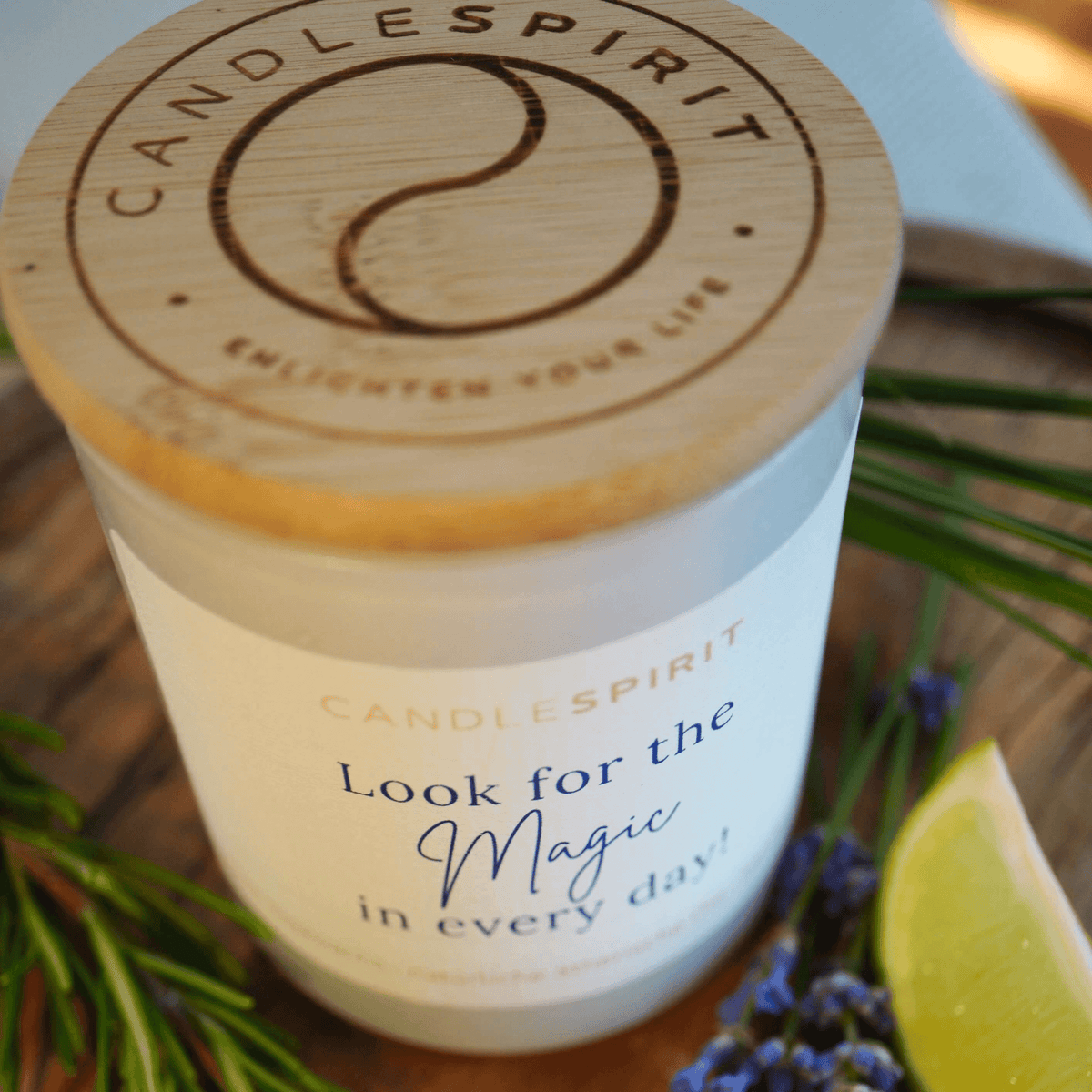 Duftkerze "Look for the magic in every day" ätherische Öle & Audio-Meditation Bambusdeckel mit CANDLESPIRIT Logo